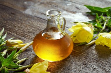 Taze çiçekli bir şişe çuha çiçeği yağı. Alternatif bitkisel tedavi.