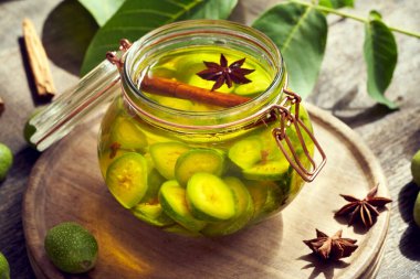 Ev yapımı fındık likörü ya da haziranda toplanan olgunlaşmamış yeşil ceviz tanecikleri.