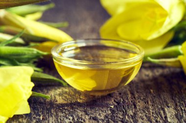 Akşam çiçeği yağı ve sarı Oenothera biennis çiçekleri - tıbbi bitki