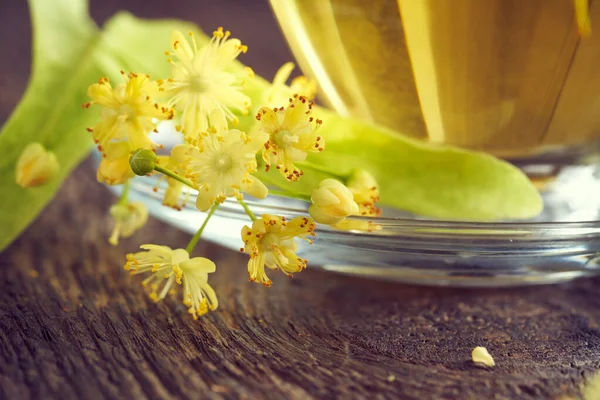 Részlet Hárs Virágok Egy Csésze Tilia Cordata Tea Háttérben — Stock Fotó