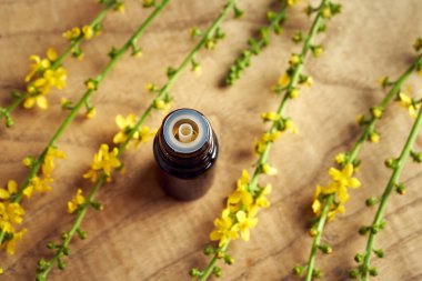 Bir şişe esaslı yağ ya da taze çiçek açmış tarım bitkisi.