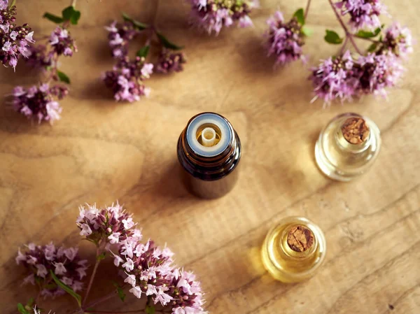 Frascos Aceite Esencial Aromaterapéutico Con Planta Orégano Flor Fresca Medicina —  Fotos de Stock