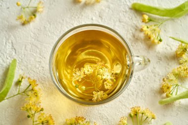 Parlak arka planda taze ıhlamur çiçekli bitki çayı, üst manzara.. 