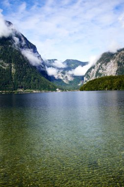 Avusturya Alpleri 'nin dikey görünümü - yazın Hallstatt Gölü yakınlarındaki dağlar