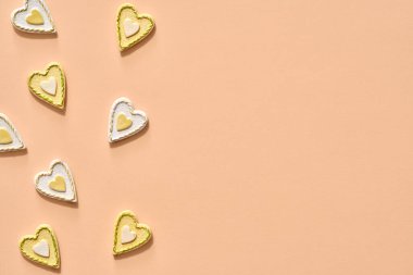 Aşk konsepti - Pastel arka planda fotokopi alanı olan kalpler