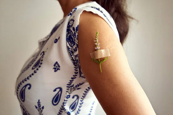 Braço Mulher Com Bandagem Adesiva Gesso Remendo Após Injeção Vacina — Fotografia de Stock