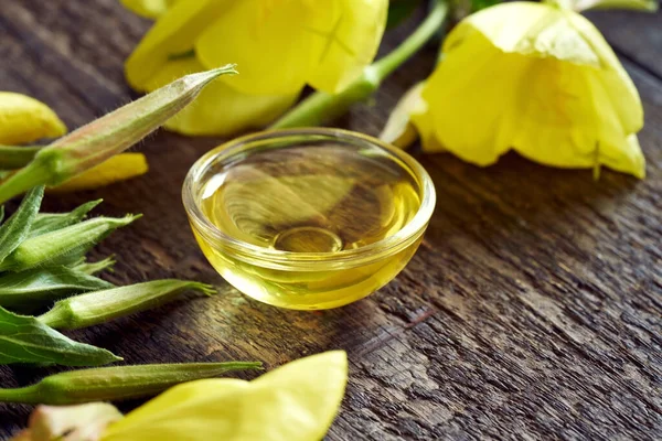 Nachtkerzenöl Und Frisch Blühende Pflanze Auf Dem Tisch — Stockfoto