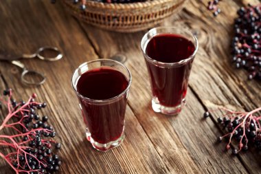 Yazın taze mürver toplanmış iki bardak siyah yaşlı şurubu.