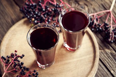 Masada taze elderberry ile ev yapımı siyah yaşlı şurubu.