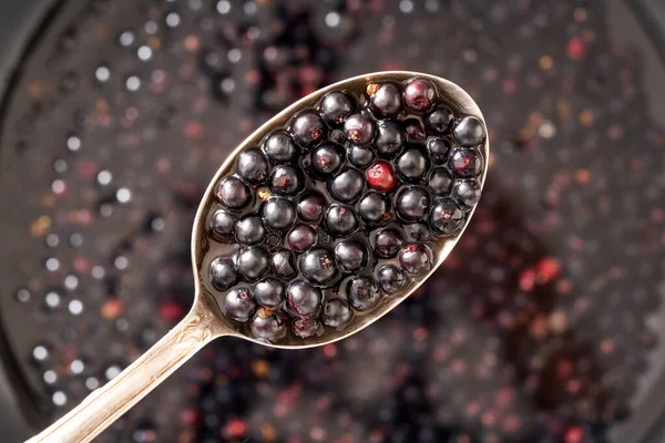 金属勺子上新鲜的接骨木莓 自制黑老糖浆的配制 — 图库照片