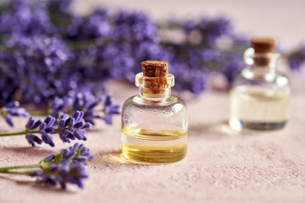 Una Botella Aceite Esencial Aromaterapia Con Planta Lavanda Flor Fresca — Foto de Stock