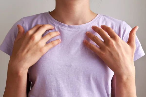 Junges Teenie Mädchen Übt Eft Oder Emotionale Freiheit Technik Klopfen — Stockfoto