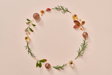 Şampanya renkli arka planda gerekli yağ şişeleri, keklik üzümü, tütsü ve Noel süsleri