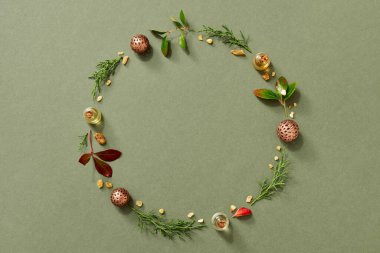 Yeşil Noel arka planında aromaterapi şişeleri gerekli yağ, keklik üzümü ve tütsü, dairesel fotokopi alanı