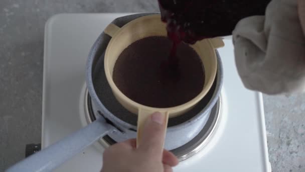 집에서 연장자 시럽을 느릅나무 열매와 양념에서 음료를 분리하는 — 비디오