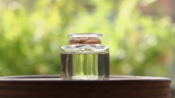 Ein Tropfen Ätherisches Aus Der Aromatherapie Der Eine Flasche Fällt — Stockvideo