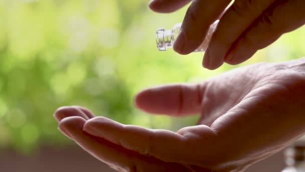 Verser Des Pilules Homéopathiques Une Bouteille Verre Dans Main Médecine — Video