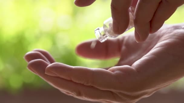 Versare Pillole Omeopatiche Una Bottiglia Vetro Una Mano Rallentatore — Video Stock