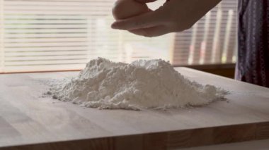 Buğday ununa yumurta sarısı koymak - Noel kurabiyeleri pişirmeye hazırlık