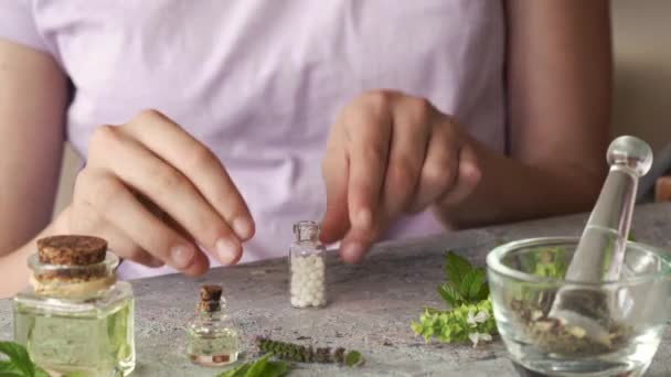 Tonårsflickans Händer Som Tar Homeopatiska Piller Eller Glober Från Glasflaska — Stockvideo