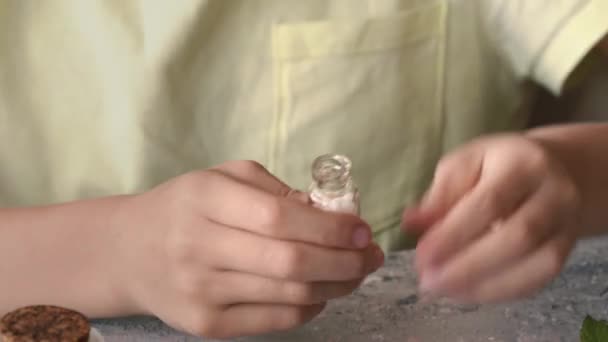 Kinderhand Gießt Homöopathische Pillen Oder Globuli Aus Einer Glasflasche Die — Stockvideo