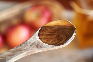 Elma sirkesi ahşap kaşıkta, yakın plan.
