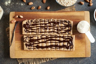 Süt tozu, yulaf ezmesi, akçaağaç şurubu, vanilya ve fındık ezmesi ile ev yapımı çikolatalar.