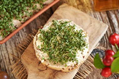 Taze yetiştirilmiş bahçe teresi ya da tereyağlı bir dilim ekmeğin üzerindeki mikroyeşillikler.
