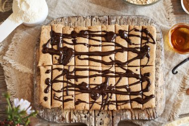 Süt tozu, yulaf ezmesi, akçaağaç şurubu, vanilya ve fındık ezmesinden yapılmış ev yapımı çikolatalar.