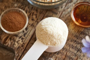 Beyaz protein tozu ve ev yapımı sağlıklı barlar için diğer malzemeler. Çiğ kakao, akçaağaç şurubu ve yulaf ezmesi.