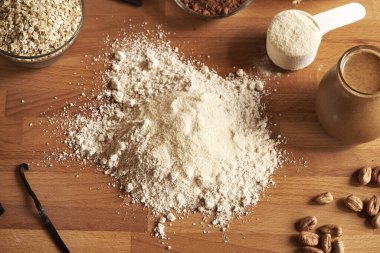 Beyaz protein tozu, yulaf ezmesi, fındık ezmesi, vanilya ve çiğ kakao. Ev yapımı sağlıklı çikolatalar için malzemeler.