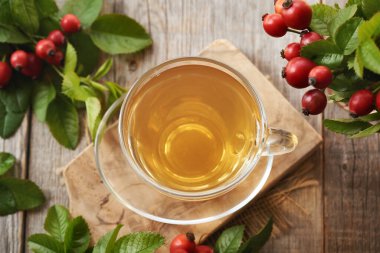 Cam bardakta Rosehip çayı, üst manzara. Bitkisel ilaçlar.