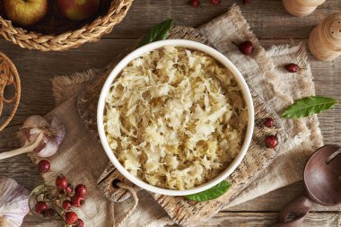 Mayalanmış lahana ya da lahana turşusu beyaz bir kâse içinde, en üstte.