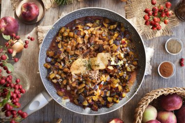 Sonbaharda taze erik, elma, bal, kekik, soğan ve baharatla ev yapımı turşu ya da çeşni hazırlama