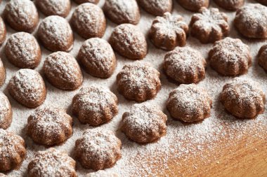 Taze pişirilmiş ev yapımı Çek Noel kurabiyeleri, bir masada pratik, fotokopi alanı ile