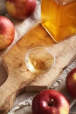Elma sirkesi bir cam kase