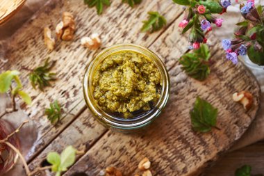 Yeşil pesto sosu gutottan ya da baharın başında toplanan yaşlı yapraklardan yapılır. Vahşi, yenilebilir bitki..