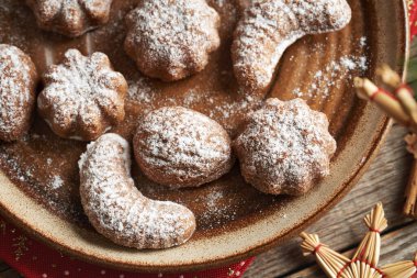 Ev yapımı Çek Noel kurabiyeleri, tabakta pratik deniyor, üst manzara.