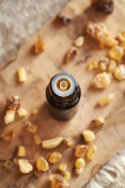 Tütsü reçineli kahverengi tütsü şişesi.