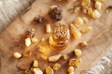 Masada Boswellia reçinesi olan bir şişe tütsü yağı.
