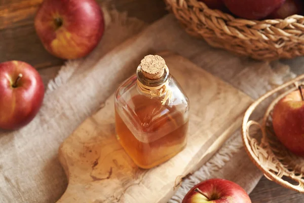 Elma şarabı sirkesi masanın üzerinde cam bir şişede.