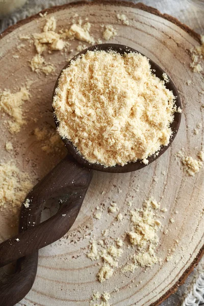 Tahta kaşıkta beyaz protein tozu, üst manzara.