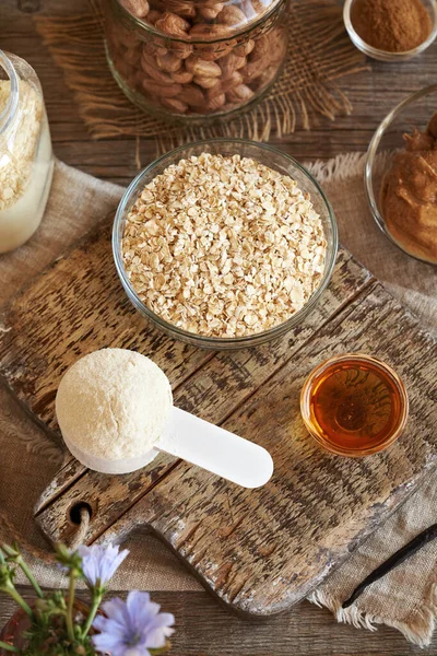 Beyaz protein tozu, yulaf ezmesi, fındık ezmesi ve akçaağaç şurubu. Ev yapımı atıştırmalıklar için malzemeler.