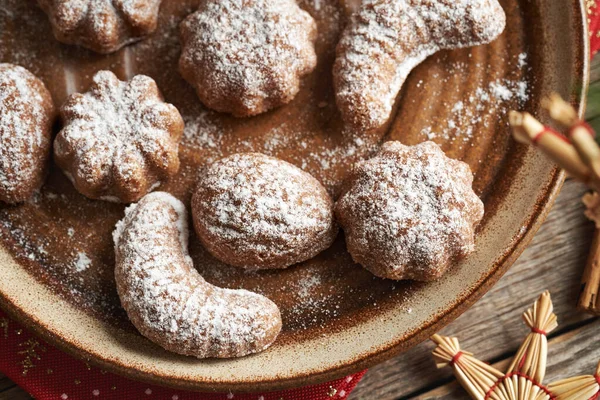 Ev yapımı Çek Noel kurabiyeleri, tabakta pratik deniyor, üst manzara.