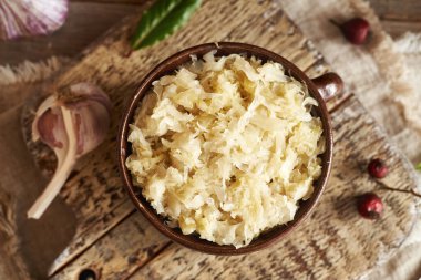 Bir tencere mayalanmış lahana ya da lahana turşusu.