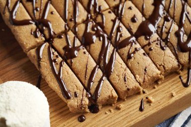 Süt tozu, yulaf ezmesi, akçaağaç şurubu ve fındık ezmesinden yapılmış ev yapımı atıştırmalık barlar.