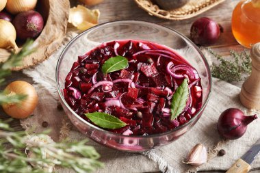 Taze pancar, soğan, sarımsak ve baharattan yapılmış cam bir kasede mayalanmış pancar kvass hazırlama