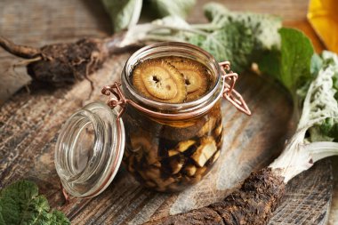 Cam kavanozdaki taze dulavrat kökü kaynaklı bitkisel tentürlerin hazırlanması