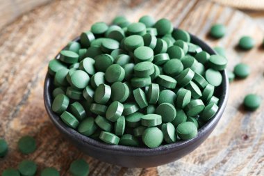 Siyah bir kasede, alg tabletleri