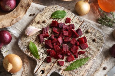 Dilimlenmiş taze kırmızı pancar, sarımsak, defne yaprağı, soğan ve tüm baharatlar - mayalanmış kvass hazırlığı